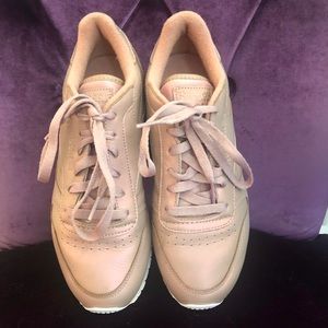 Classic Reebok Women’s Leather Sneakers